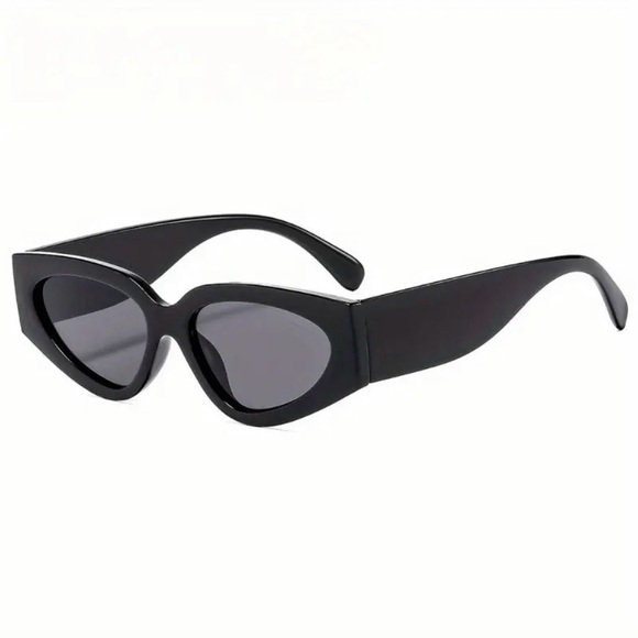 Chic Black Sunglasses - Picture 2 of 3